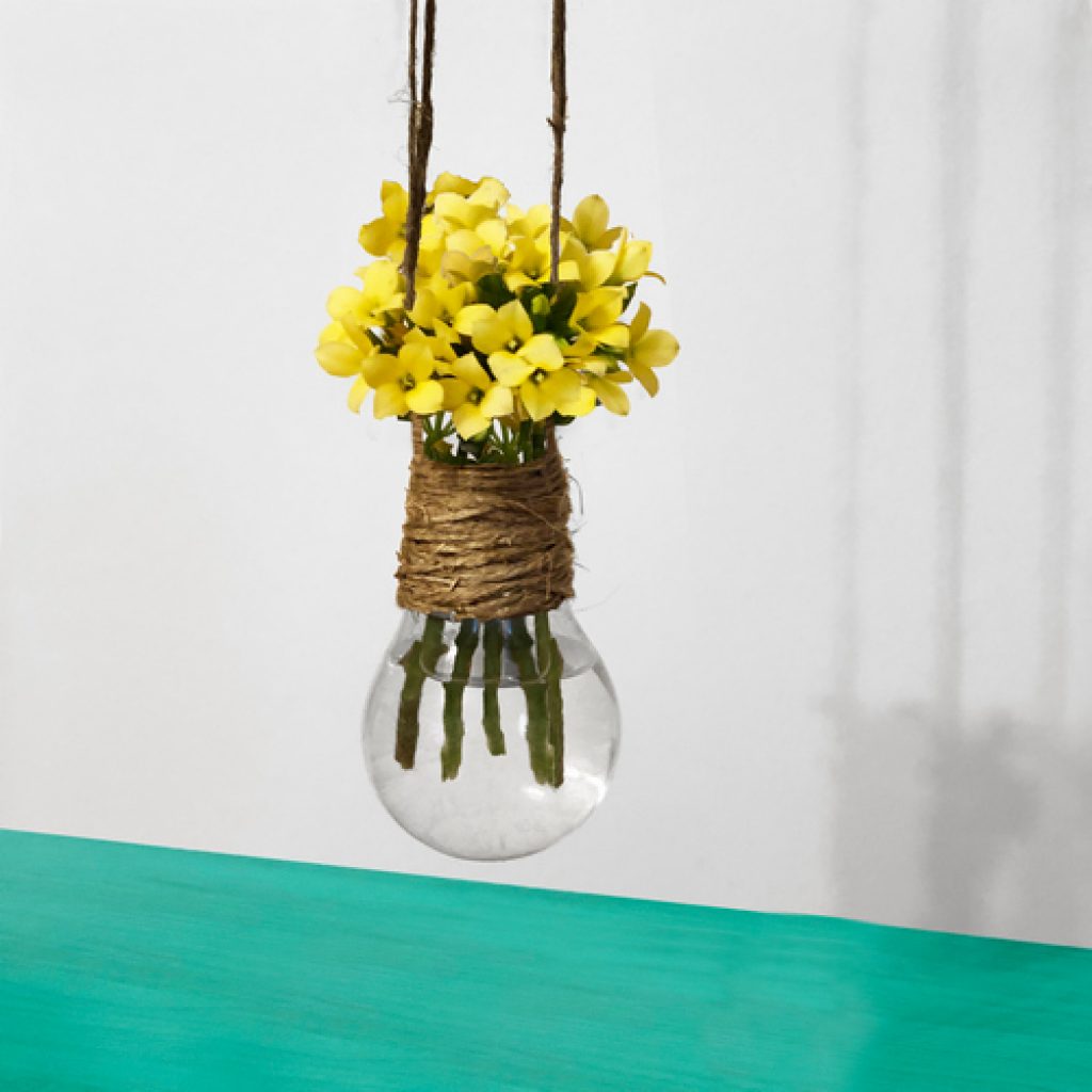 recycling light bulbs as vases decorated with strings