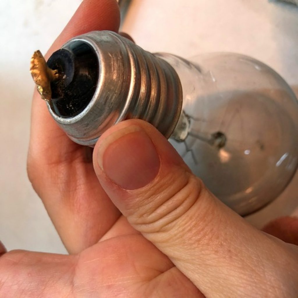 how to remove the inside of light bulbs DIY